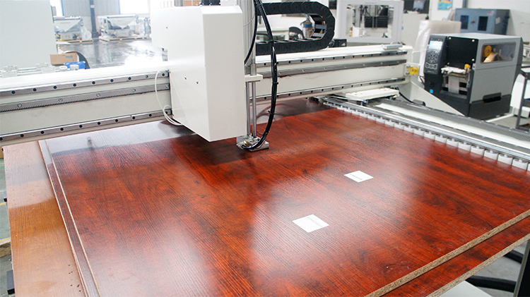 Pomocí vybavení CNC obráběcího centra EXCITECH s karuselovým zásobníkem nástrojů vytvořil Henan-DAESHIN DASHIN HOME DESIGN FACTORY, který byl oceněn jako národní pilotní projekt inteligentní výroby.