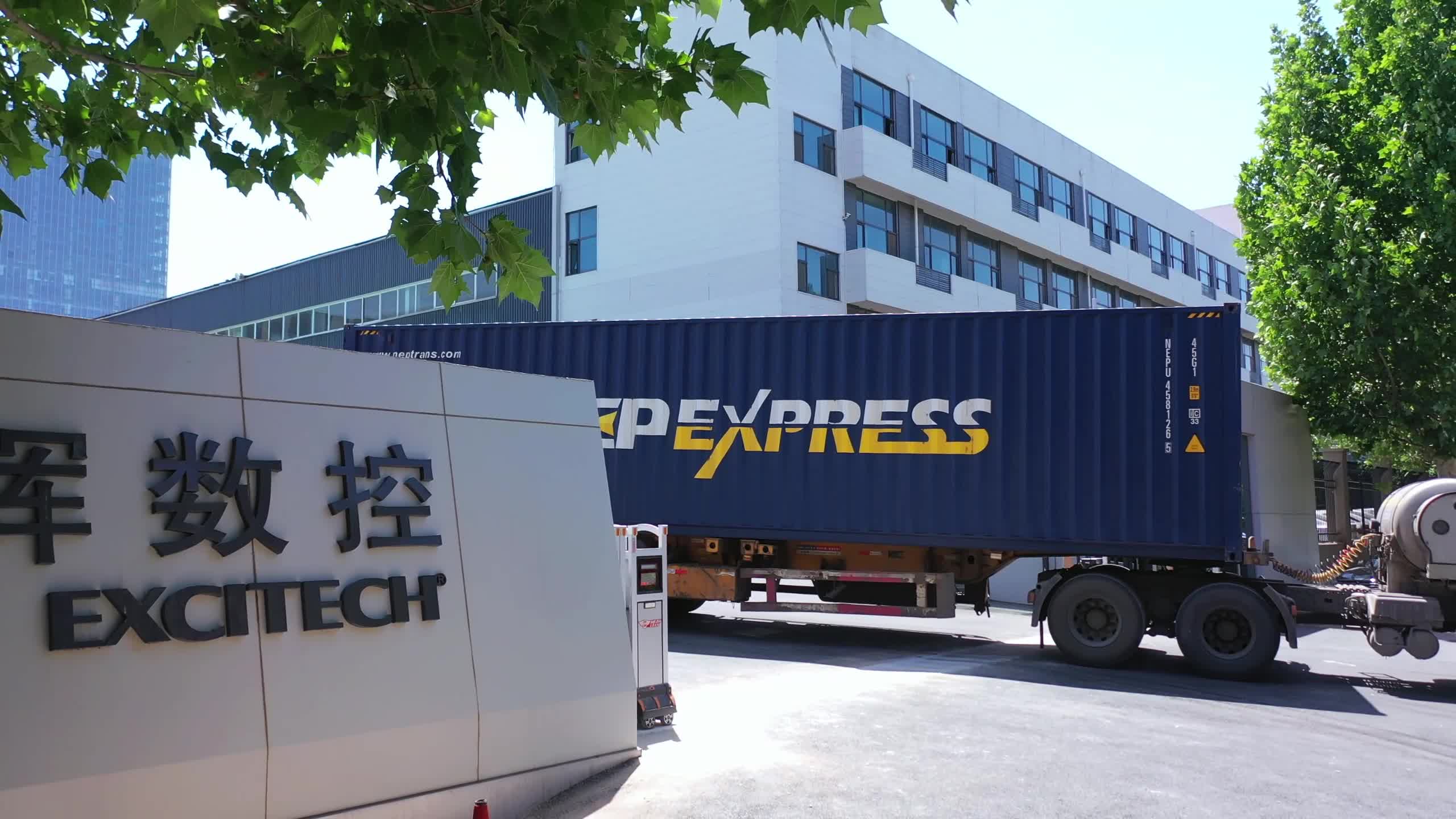 Továrna Excitech odesílá objednávky zákazníků. Doručte zboží bezpečně do továrny zákazníka