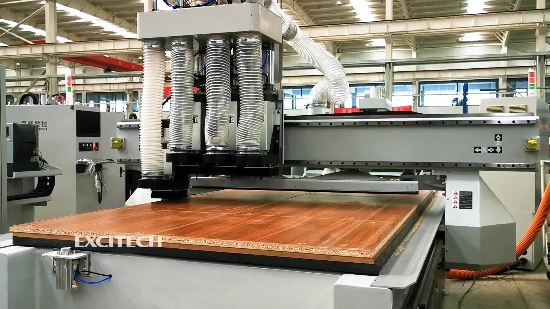 Excitech čtyřmi hlavy pracovní centrum CNC stroj